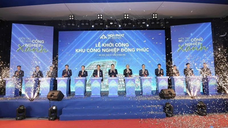 Đại diện lãnh đạo tỉnh Bắc Ninh và Chủ đầu tư bấm nút khởi công xây dựng Khu công nghiệp Đồng Phúc.