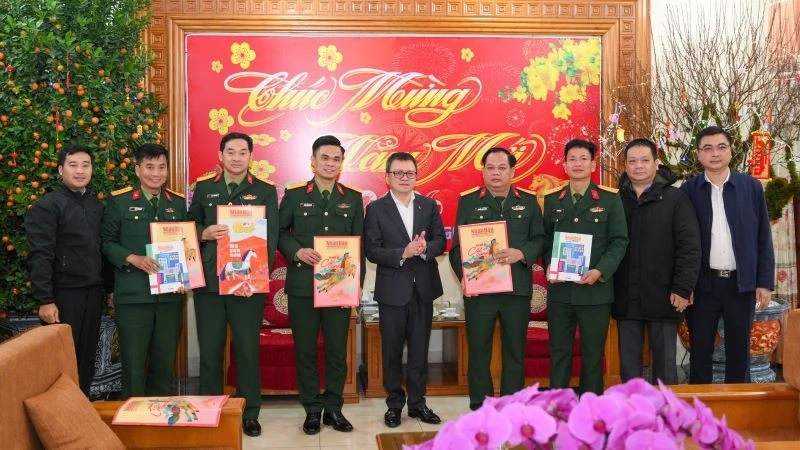 Đồng chí Lê Quốc Minh, Tổng Biên tập Báo Nhân Dân (giữa) cùng Đoàn công tác Báo Nhân Dân tặng ấn phẩm Báo Nhân Dân Tết 2026 đến Sư đoàn 325.
