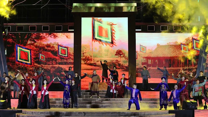 Trình diễn nghệ thuật tại lễ hội Yên Thế.