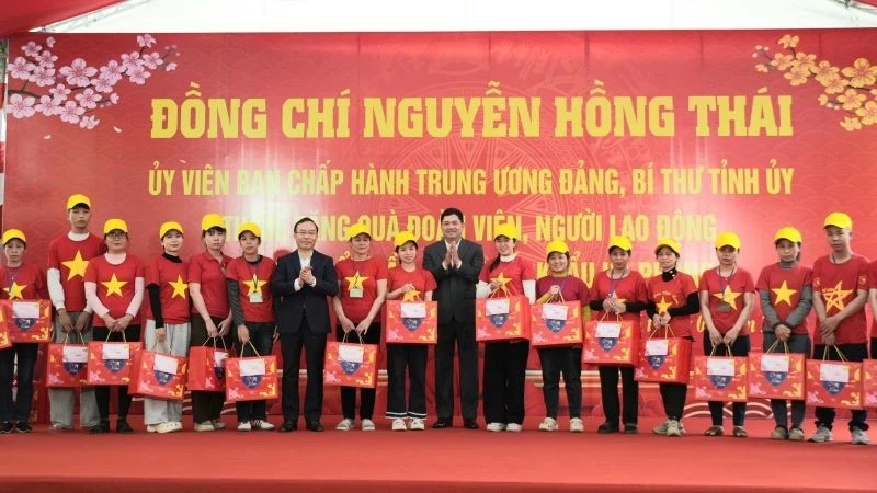Đồng chí Nguyễn Hồng Thái, Bí thư Tỉnh ủy Bắc Ninh (áo đen bên phải) tặng quà cho đoàn viên, người lao động tại Công ty cổ phần May xuất khẩu Hà Phong.