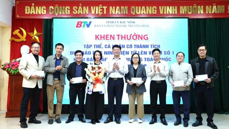 Ban Giám đốc Báo và Phát thanh, Truyền hình Bắc Ninh khen thưởng tập thể, cá nhân có thành tích xuất sắc trong phát triển bạn đọc báo Bắc Ninh điện tử.
