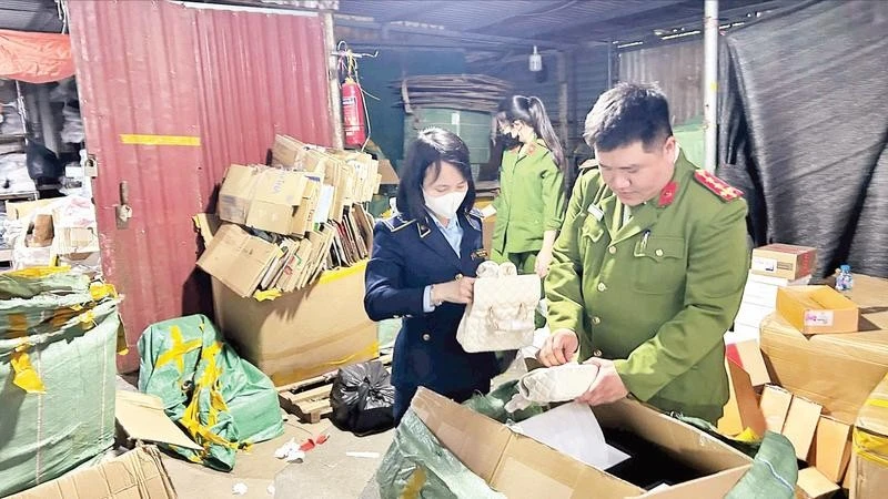 Lực lượng chức năng của Thành phố Hà Nội kiểm tra hàng hóa vi phạm.