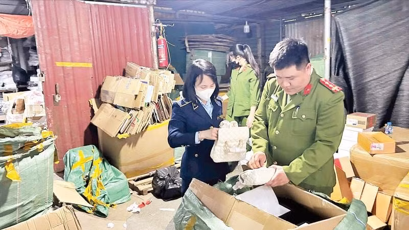 Lực lượng chức năng của Thành phố Hà Nội kiểm tra hàng hóa vi phạm.
