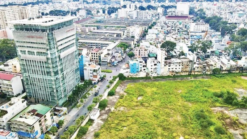 Khu đất số 152 Trần Phú, phường Chợ Quán có hơn 3 ha để trống nhiều năm liền do vướng thủ tục, chuẩn bị cải tạo thành công viên, vườn hoa phục vụ người dân thành phố. (Ảnh THẾ ANH)