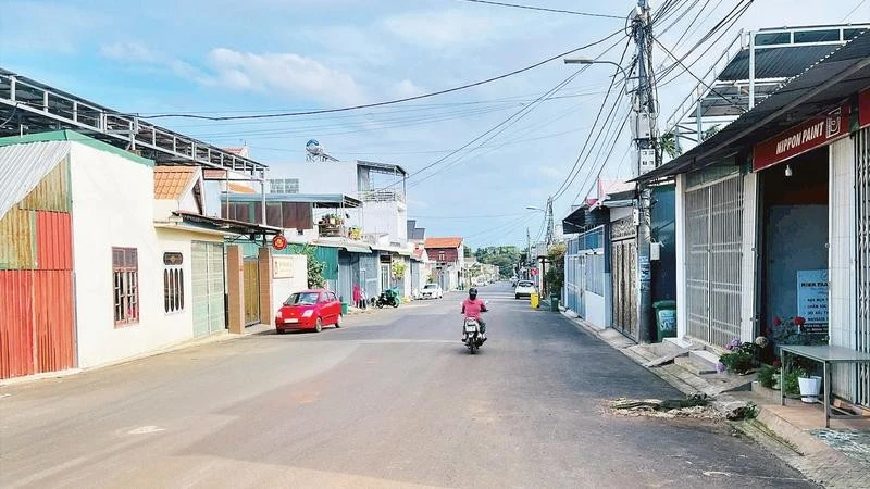 Dự án mở rộng đường Đỗ Nhuận giai đoạn 1, phường Buôn Ma Thuột do Chi nhánh Trung tâm phát triển quỹ đất khu vực Buôn Ma Thuột (trước sáp nhập) giải phóng mặt bằng nhưng đến năm 2025 mới được phê duyệt, gây khó khăn về kinh phí cho đơn vị.