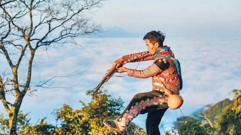 Giàng A La biểu diễn múa khèn tại điểm săn mây phục vụ du khách.