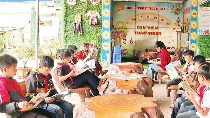 Các em học sinh Trường phổ thông dân tộc bán trú trung học cơ sở Minh Sơn, xã Minh Sơn được tiếp cận nhiều loại sách thông qua mô hình thư viện thân thiện.