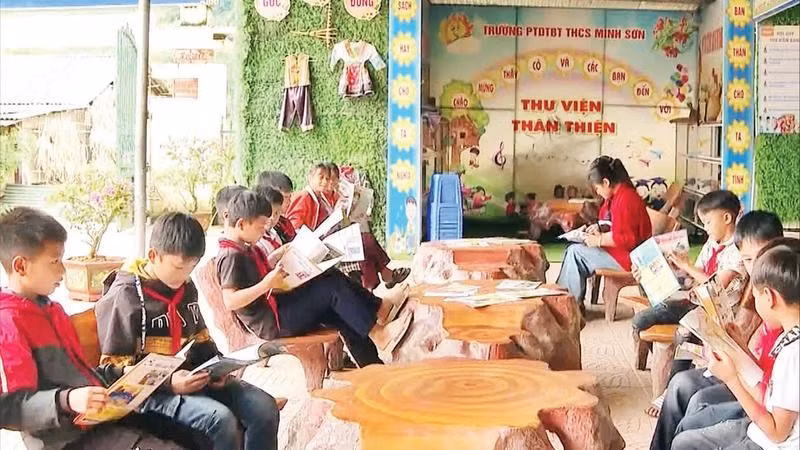 Các em học sinh Trường phổ thông dân tộc bán trú trung học cơ sở Minh Sơn, xã Minh Sơn được tiếp cận nhiều loại sách thông qua mô hình thư viện thân thiện.