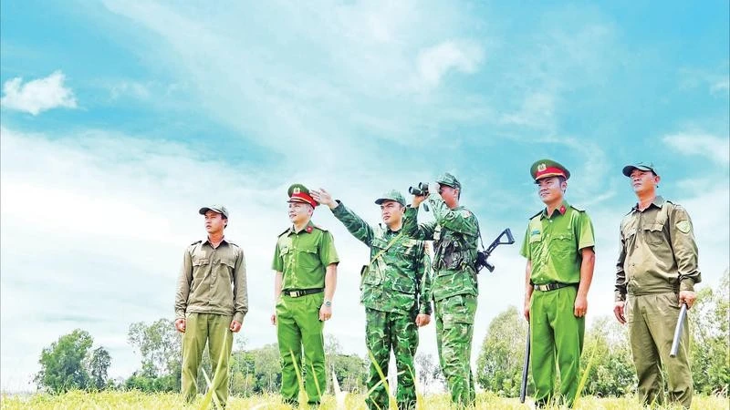 Lực lượng công an, biên phòng và an ninh cơ sở phối hợp tuần tra tuyến biên giới. (Ảnh THANH MỸ)