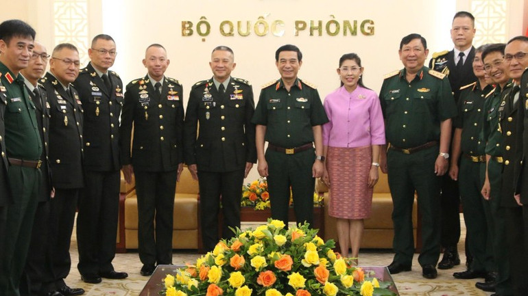 Hai bên chụp ảnh lưu niệm. img-20250705-145139-8105.jpg