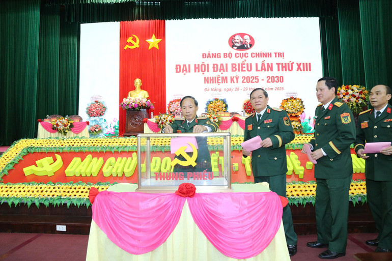 Với tinh thần đoàn kết, sáng tạo, đổi mới và khí thế, quyết tâm chính trị cao, Đảng ủy Quân khu 5 luôn tập trung lãnh đạo xây dựng Đảng bộ trong sạch vững mạnh, có năng lực lãnh đạo toàn diện, sức chiến đấu cao. z6915001699813-ab5187ad8c8e2bd898cd7009962fc205.jpg