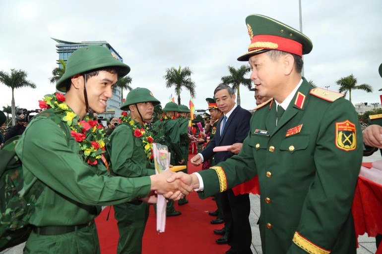Tư lệnh Quân khu 5 động viên thanh niên trên địa bàn lên đường nhập ngũ năm 2025 z6915001724007-202892095dc2d0f31815b818c0d55e83.jpg