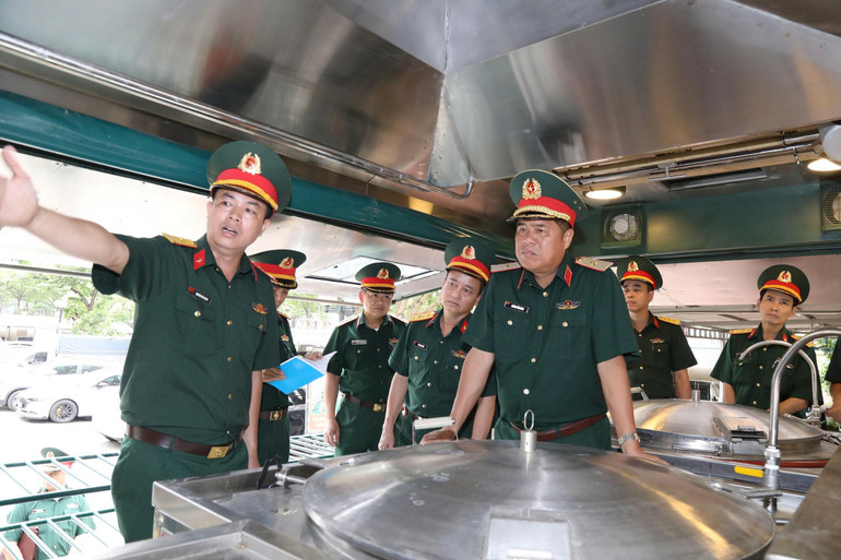 Thiếu tướng Huỳnh Tấn Hùng kiểm tra công tác triển khai xe bếp tự hành nấu ăn phục vụ các lực lượng. img-1755514908036-1755516525560.jpg