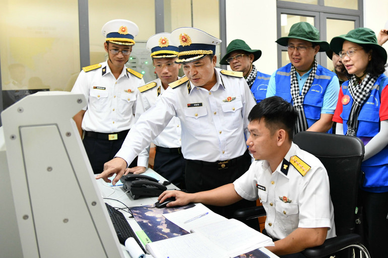 Chuẩn Đô đốc Đỗ Văn Yên, Phó Chính ủy Hải quân cùng lãnh đạo đoàn đại biểu TP Hồ Chí Minh kiểm tra Trung đoàn 551, Vùng 5 Hải quân z7057863148720-e5a9d5905f01d88875414e135081dea0.jpg