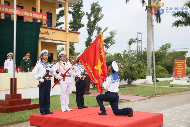 Chiến sĩ mới Lữ đoàn 147, Vùng 1 Hải quân thực hiện nghi thức tuyên thệ dưới quân kỳ z7057866029092-9896271a08e42a7e5ae1d710f84f49be.jpg