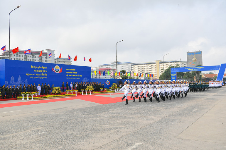 Giao lưu hữu nghị quốc phòng biên giới Việt Nam-Campuchia lần thứ hai giao-luu-bien-gioi-13-2853.jpg