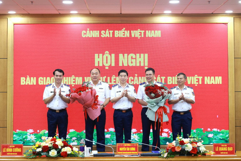 Các đồng chí Thủ trưởng Bộ Tư lệnh Cảnh sát biển tặng hoa chúc mừng Trung tướng Lê Quang Đạo và Thiếu tướng Lê Đình Cường. 9-2.jpg