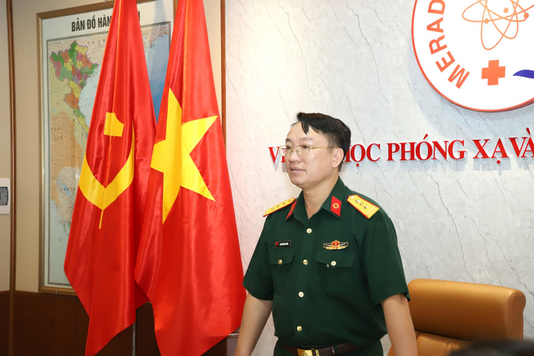 លោកវរសេនីយ៍ឯក Nguyen Dinh Thang នាយកវិទ្យាស្ថានយោធាវេជ្ជសាស្ត្រវិទ្យុសកម្ម និងមហារីកបានធ្វើជាប្រធានសន្និសីទ។ z6910151418710-17388e53b73694472f51bde6f4a6269f.jpg