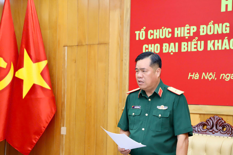 Thiếu tướng Huỳnh Tấn Hùng, Phó Chủ nhiệm Tổng cục Hậu cần-Kỹ thuật, Phó Trưởng Tiểu ban Diễu binh, diễu hành A80 Bộ Quốc phòng chủ trì hội nghị. 1.jpg