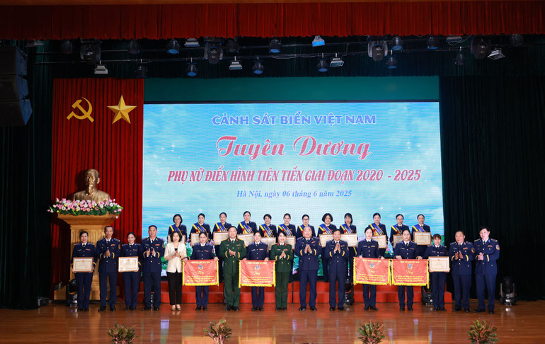 Các đại biểu chụp hình lưu niệm cùng các tập thể, các cá nhân Phụ nữ điển hình tiên tiến. cac-dai-bieu-chup-anh-luu-niem-voi-cac-tap-the-ca-nhan-phu-nu-dien-hinh-tien-tien-canh-sat-bien-giai-doan-2020-2025.jpg