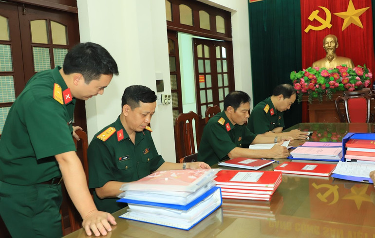 Đoàn công tác kiểm tra sổ sách công tác Đảng, công tác chính trị của bệnh viện. 3.jpg