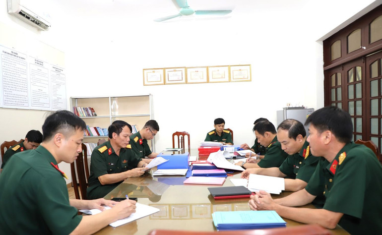 Đoàn công tác kiểm tra sổ sách công tác Đảng, công tác chính trị của bệnh viện. 31.jpg