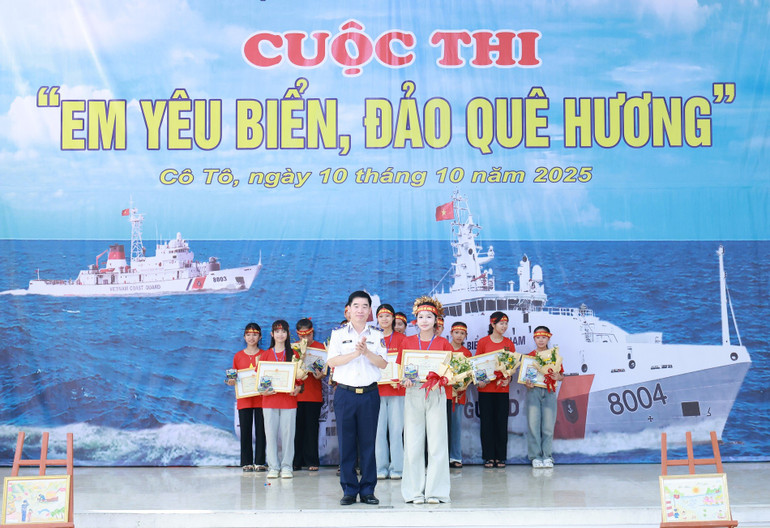 Generalleutnant Bui Quoc Oai verlieh den ersten Preis an die Kandidatin Nguyen Thi Bao Chau, Schülerin der 8B-Klasse der Co To Secondary School. trung-tuong-bui-quoc-oai-tang-giai-nhat-cho-em-nguyen-thi-bao-chau-hoc-sinh-lop-8b-truong-thcs-co-to.jpg