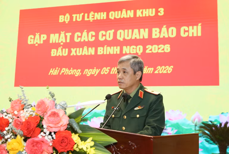 2-thieu-tuong-nguyen-nam-tien-uy-vien-thuong-vu-dang-uy-chu-nhiem-chinh-tri-qk-trinh-bay-bao-cao-trung-tam-buoi-gap-mat.jpg