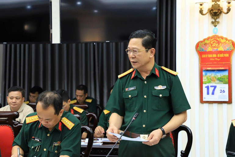 Đại tá Ông Vĩnh Hòa, Phó Cục trưởng Cục Doanh trại, phát biểu tại hội nghị. z7126192721521-c3d797f77af2ffa1dcbba86039619c10.jpg