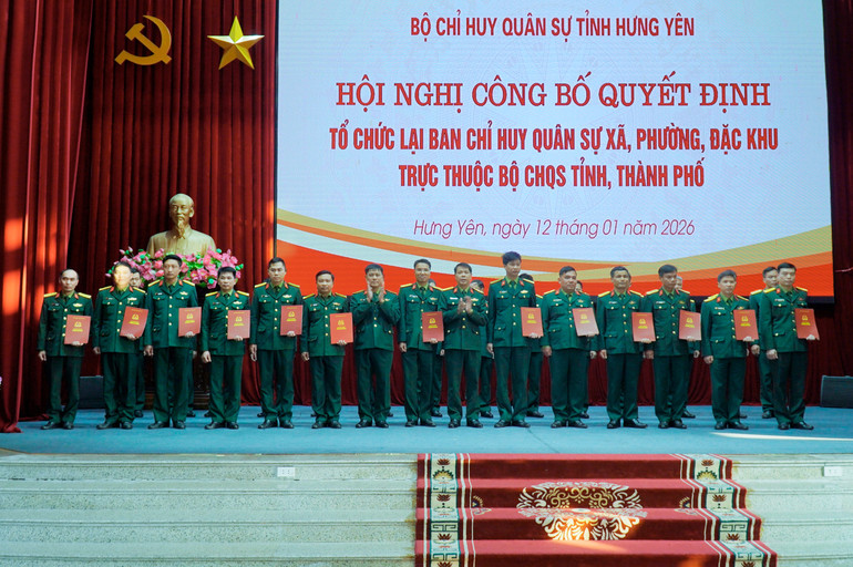 lanh-dao-bo-chqs-tinh-hung-yen-trao-quyet-dinh-bo-nhiem-chi-huy-truong-ban-chqs-cac-xa-phuong.jpg