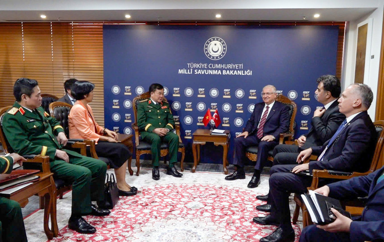Thượng tướng Hoàng Xuân Chiến cùng đoàn đại biểu Bộ Quốc phòng Việt Nam đã hội kiến ông Yasar Guler, Bộ trưởng Quốc phòng Thổ Nhĩ Kỳ. z6833227128521-f73b5306bfbec2432cac47fbaa6bd0b7.jpg