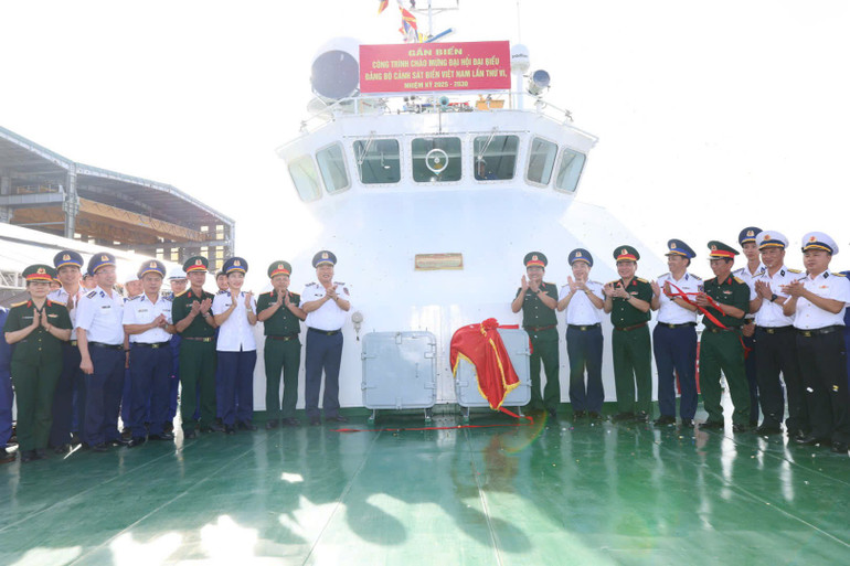 Các đại biểu thực hiện nghi lễ gắn biển công trình chào mừng đại hội. z6833820762242-da1220809632c073ed53df0c067f581e.jpg