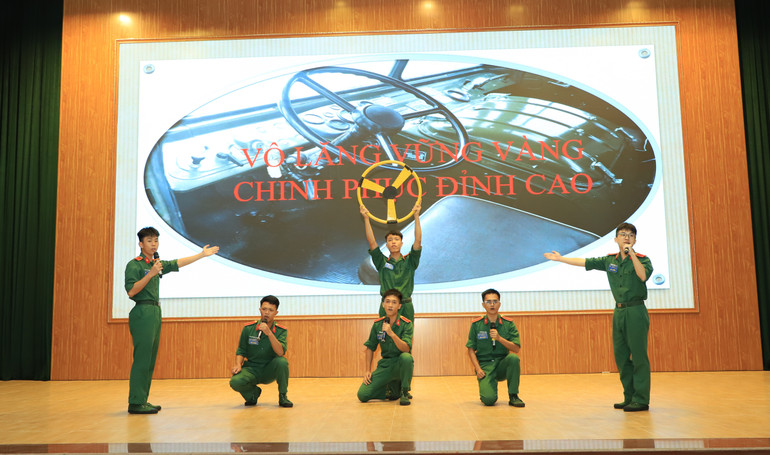 Phần thi giới thiệu về đội. 3.jpg