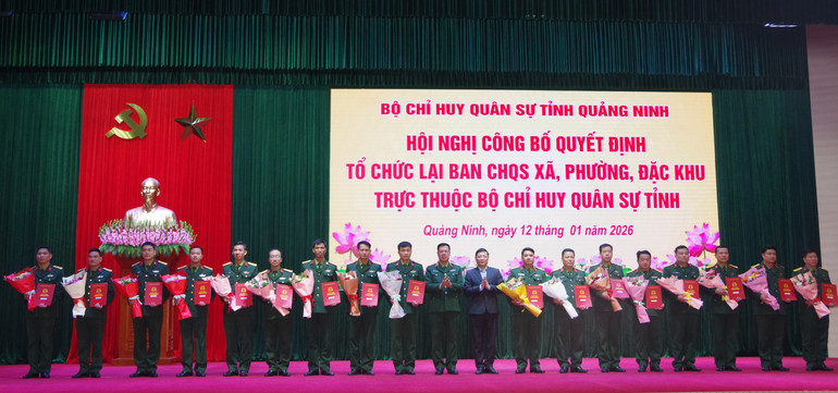 thieu-tuong-le-van-long-pho-tu-lenh-quan-khu-3-trao-quyet-dinh-bo-nhiem-chi-huy-truong-ban-chqs-cac-xa-phuong-dac-khu-thuoc-bo-chqs-tinh-quang-ninh.jpg