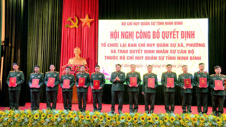 thieu-tuong-ha-tat-dat-pho-tu-lenh-quan-khu-3-trao-quyet-dinh-bo-nhiem-chi-huy-truong-ban-chqs-cac-xa-phuong-thuoc-bo-chqs-tinh-ninh-binh.jpg
