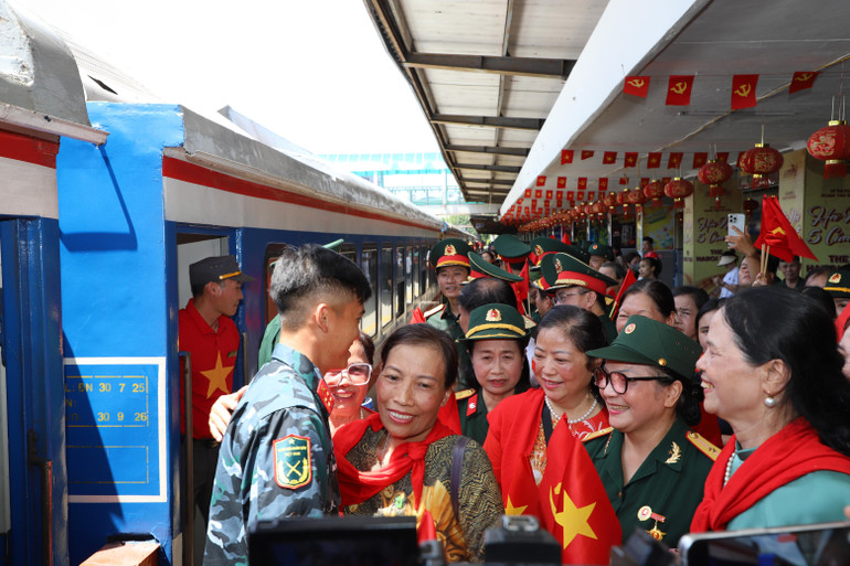 Người dân Hà Nội tiễn các lực lượng tham gia thực hiện nhiệm vụ A80 tại sân ga Hà Nội. 4.jpg