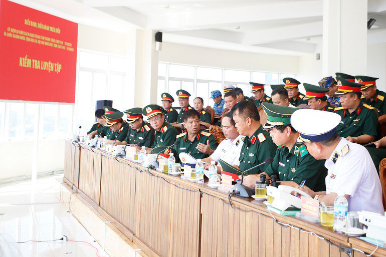 Thượng tướng Nguyễn Văn Nghĩa chỉ đạo các lực lượng tham gia luyện tập diễu binh trên biển. 1.jpg