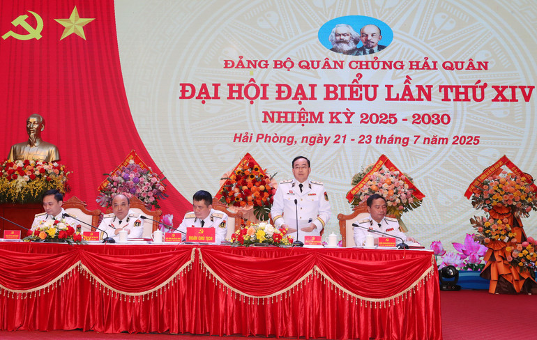 Phó Đô đốc Trần Thanh Nghiêm, Ủy viên Trung ương Đảng, Tư lệnh Quân chủng Hải quân, Phó Bí thư Đảng ủy Quân chủng Hải quân điều hành thảo luận văn kiện Trung ương. ad0i6932.jpg