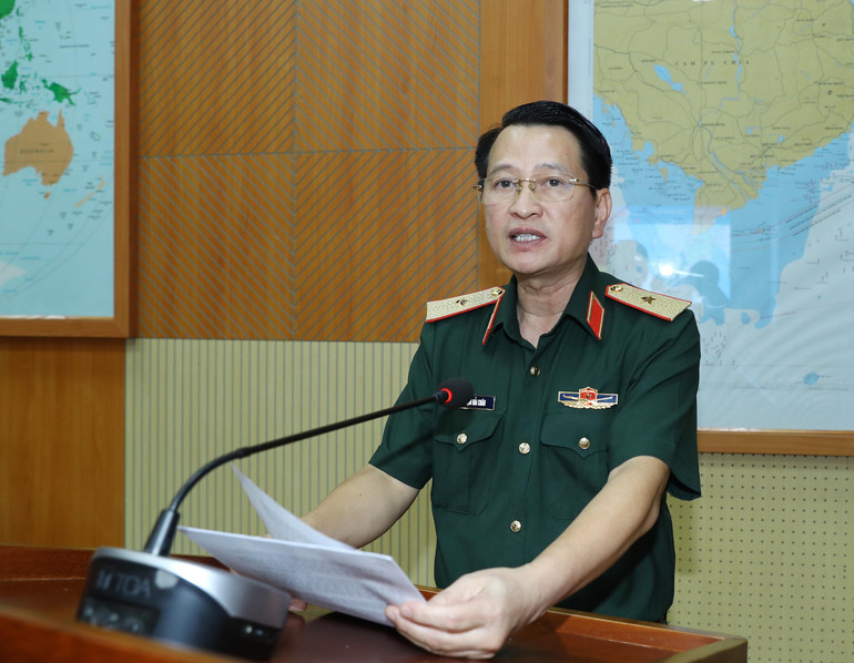 Thiếu tướng Phạm Hải Châu, Phó Cục trưởng Cục Cứu hộ cứu nạn trình bày báo cáo tại Hội nghị. (Ảnh TRỌNG ĐỨC) a-10.jpg