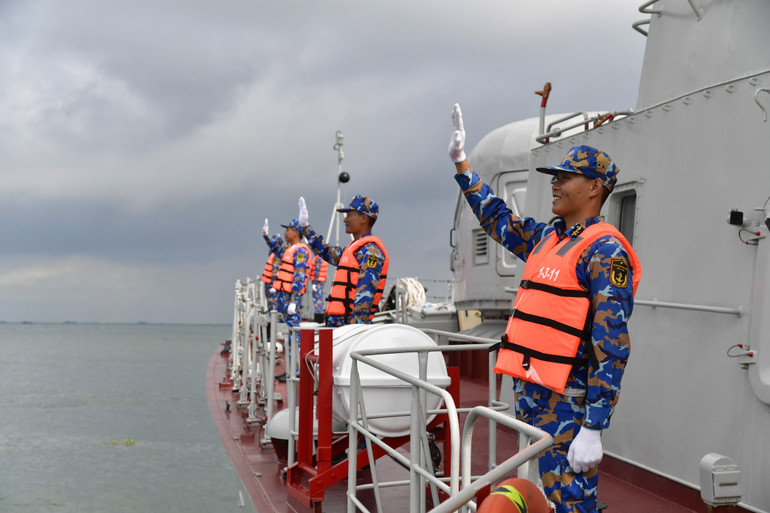 훈련이 끝나고 HMNZS Aotearoa에 작별 인사를 전합니다. hinh-4-chao-chia-tay-tau-hmnzs-aotearoa-ket-thuc-luyen-tap-chung.jpg