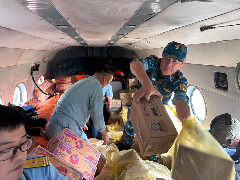 Le régiment 916 (Division 371, Défense aérienne - Force aérienne) s'est mobilisé pour apporter secours et assistance aux populations des communes de Van Nham et de Yen Binh (province de Lang Son) isolées par les inondations, conséquence de la tempête n°11. z7095121874651-b39f2a0850345bf6cd0bdae5a60ca1ff.jpg