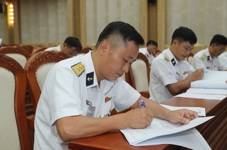 Thí sinh thi môn tham mưu huấn luyện. thi-sinh-thi-mon-tham-muu-huan-luyen.jpg