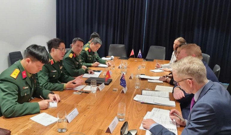 Quang cảnh buổi làm việc z6852805055156-8bff4b64f6007043347b2bc5f799c44c.jpg