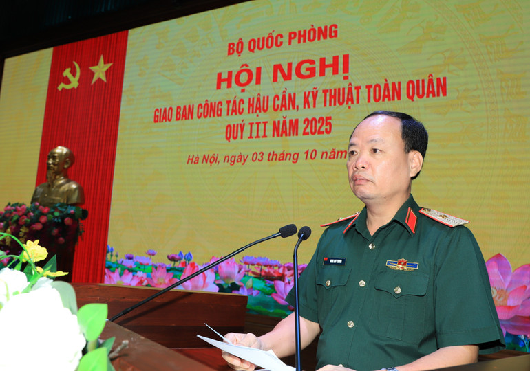 Thiếu tướng Đinh Huy Chung, Phó Tham mưu trưởng Tổng cục Hậu cần-Kỹ thuật báo cáo tại Hội nghị. img-9240.jpg