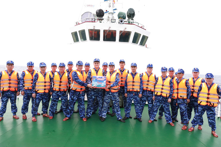 Đoàn công tác thăm, tặng quà, chụp ảnh cùng các chiến sĩ trên tàu Cảnh sát biển Việt Nam. doan-cong-tac-da-len-tau-csb-4039-kiem-tra-va-tang-qua-dong-vien-can-bo-nhan-vien.jpg