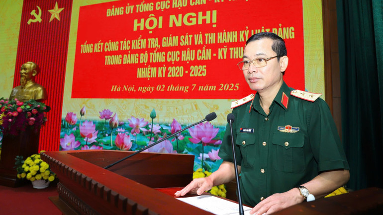 Trung tướng Nguyễn Văn Hùng, Phó Chủ nhiệm Thường trực Ủy ban Kiểm tra Quân ủy Trung ương phát biểu tại Hội nghị. img-1751428970367-1751441147700-664.jpg