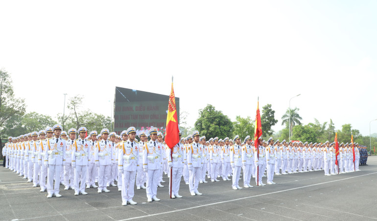 Các khối đứng, khối đi, vượt khó vươn lên, miệt mài rèn luyện. 1.jpg
