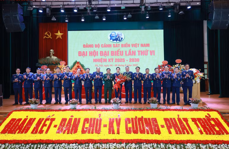 doan-cong-tac-quan-uy-trung-uong-bo-quoc-phong-tang-hoa-chuc-mung-ban-chap-hanh-dang-bo-canh-sat-bien-viet-nam-nhiem-ky-2025-2030.jpg