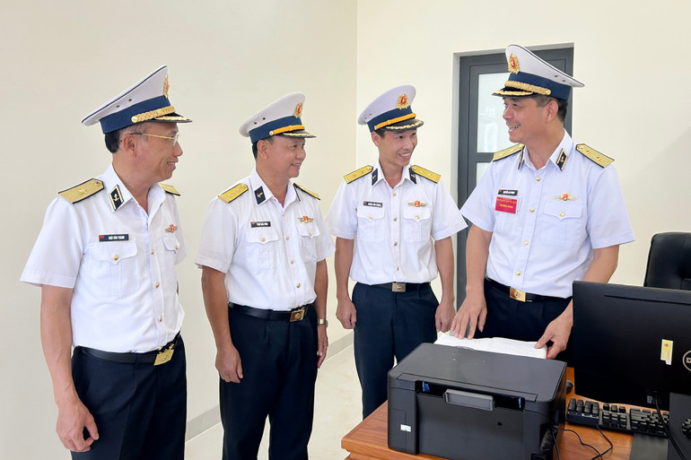 Phó Đô đốc Nguyễn An Phong kiểm tra sổ sách ngành công tác đảng, công tác chính trị tại Trung tâm Bảo đảm Kỹ thuật-Hậu cần. 4-pho-do-doc-nguyen-an-phong-kiem-tra-so-sach-nganh-cong-tac-dang-cong-tac-chinh-tri-tai-trung-tam-bao-dam-ky-thuat-hau-can.jpg