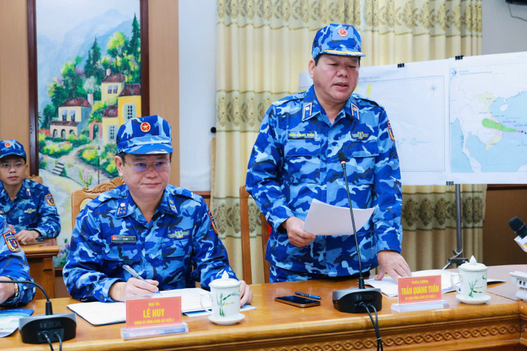 کوسٹ گارڈ ریجن 2 کے کمانڈر میجر جنرل ٹران کوانگ ٹوان نے طوفان کی روک تھام اور کنٹرول کے اقدامات نمبر 13 کے نفاذ کے نتائج کی اطلاع دی۔ z7193873249518-92206c98c8ea257125bb8b90ad4516b8.jpg